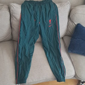 Liverpool byxor fotboll - Nästan nyskick men för små för mig