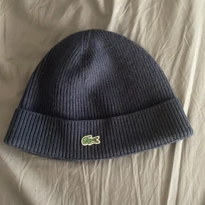 Lacoste mössa - Säljer min one size lacoste mössa  Priset kan diskuteras  Möts upp i Stockholm 