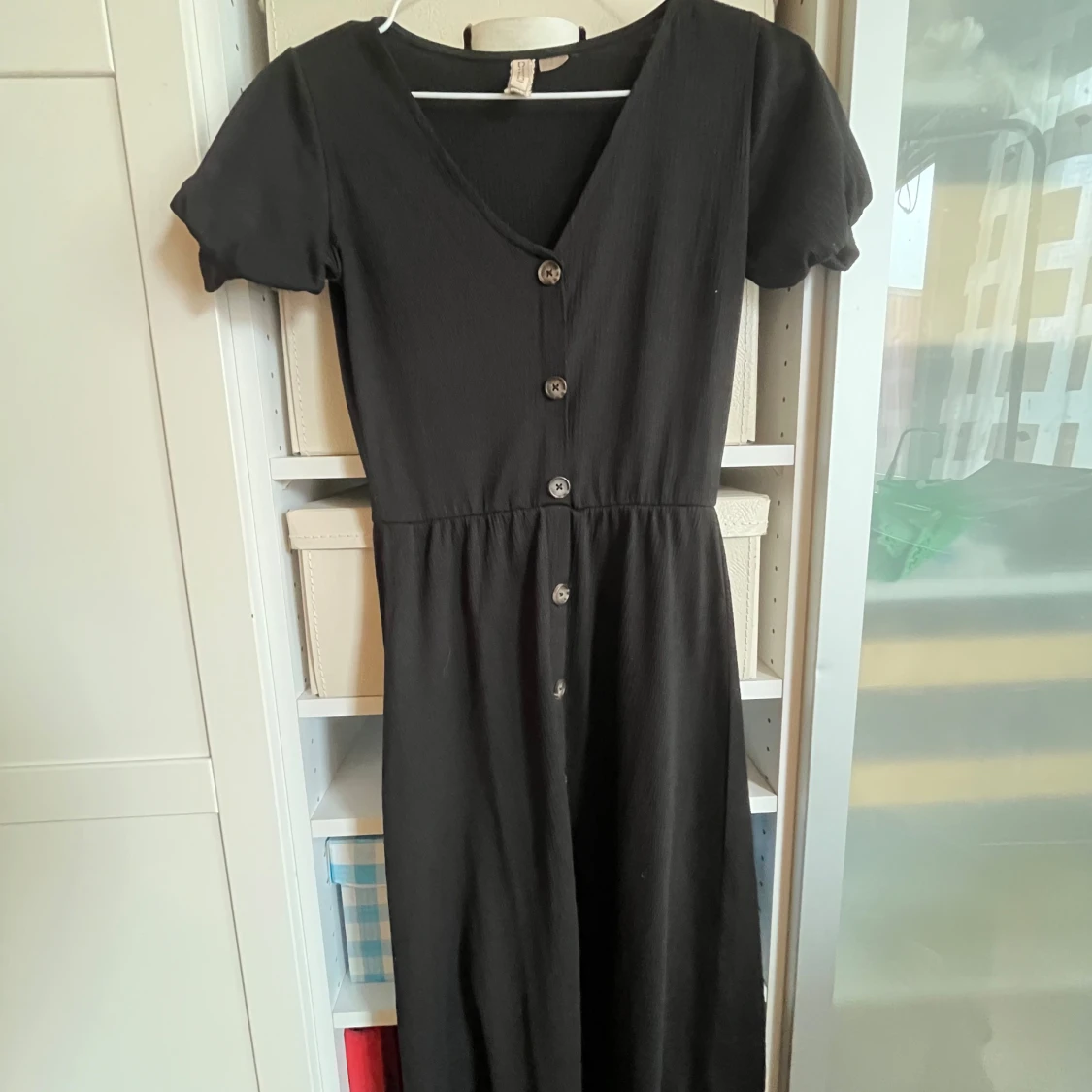 Svart långklänning med knappar