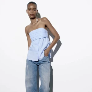 ljusblå poplintopp zara - urgullig topp/korsett i skjortmaterial från zara💙 var för liten för mig så därmed säljer jag den vidare helt oanvänd med prislapp kvar!! originalpris 329kr