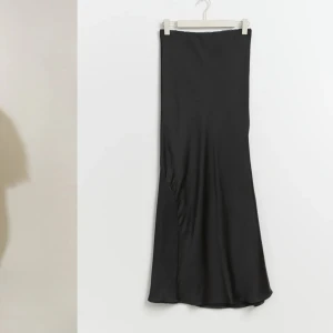 svart satinkjol  - så fin satinkjol från gina!! slutsåld på hemsidan, aldrig använd -  lappen kvar! nypris 400, säljer för 300💗
