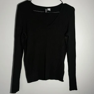 Svart tröja - Svart tröja i storlek L