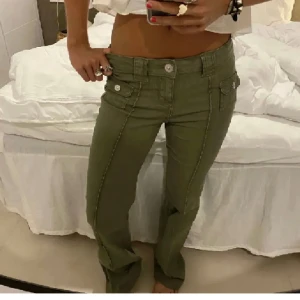 Gröna Lågmidjade jeans - Trendiga gröna Lågmidjade jeans från H&M, nästan aldrig använda. Storlek 38 men passar mer som 36 (Inte min bild)