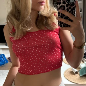 Sommartopp - Super gullig crop top perfekt nu till sommaren. Säljs då den ej kommer till användning🤗💕