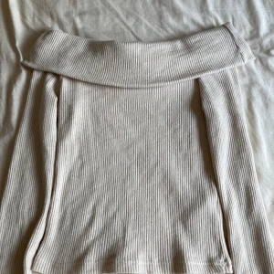Off shoulder tröja - Säljer min beiga ribbade off shoulder tröja från gina tricot. Den är använd 2 gånger och är i nyskick. 