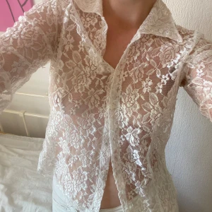 Spets skjorta - Så fin spets skjorta köpt secondhand! En knapp saknas i mitten av skjortan, frakt tillkommer 🌸