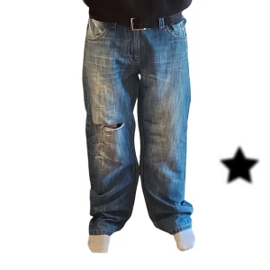 90s Baggy Jeans Y2k - Sjuka vintage baggy jeans i bra skick, passar M-L (eller W30 - 33), men även S med bälte‼️ Skicka gärna offers, och DMa såklart frågor 🤝