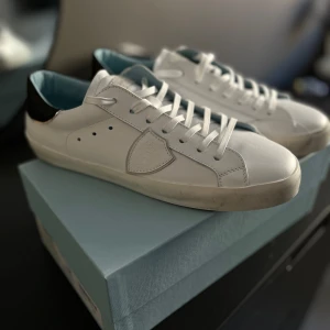 Philippe model skor - Nu säljer jag ett par Philippe model skor i storlek 40. Jätte bra skick 9.5/10, knappt använda. Tar även emot byten. Box och dustbag tillkommer. Hör av er för fler frågor eller liknande 