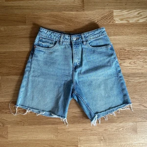Jeansshorts - Klassiska blå jeansshorts, knappt använda. Storlek XS/S.
