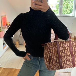 Stickad polotröja - Stickad polotröja! Aldrig använd! Stilren och lite tjockare i tyget. 🤎