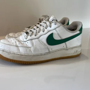 Nike air force 1  - Hej  Air force 1 i storlek 43. Hyfsat sick.