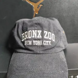 En limited edition keps från New York City Bronx ZOO! Riktigt nice för någon kollektioner!  OBS! Priset kan såklart diskuteras!! 