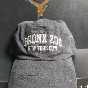 Bronx ZOO New York City (Limited edition 1/2'320'000) - En limited edition keps från New York City Bronx ZOO! Riktigt nice för någon kollektioner!  OBS! Priset kan såklart diskuteras!! 