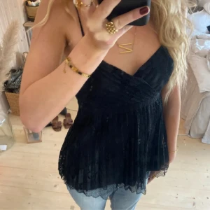Topp/linne - Säljer en superfin topp som är så fin att ha nu till sommaren! Bilderna är lånade!💕💕