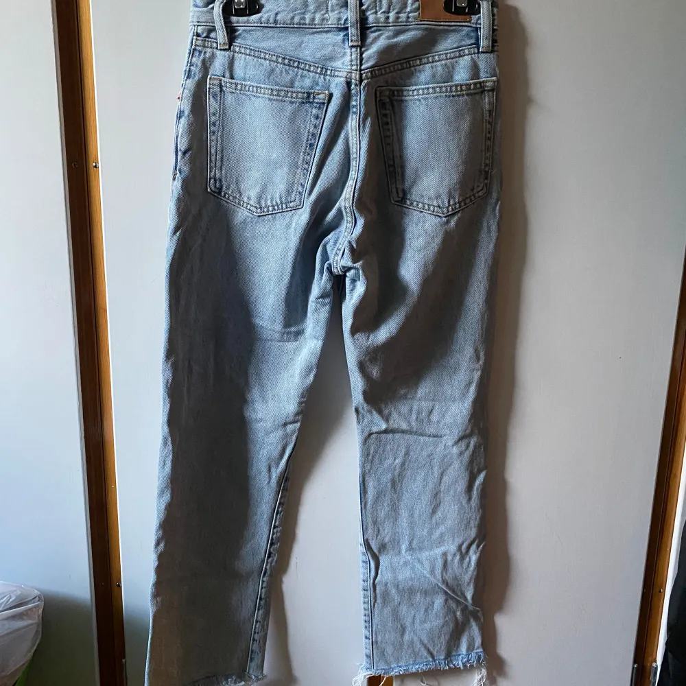 Blå jeans i modellen Havana från mango i storlek 34, använda men i bra skick. Skulle säga att det passar någon runt 157-163 Färgen syns bäst på bild 2!. Jeans & Byxor.