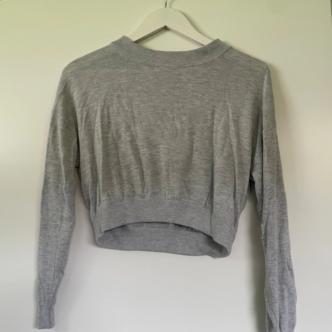 Grå stickad tröja