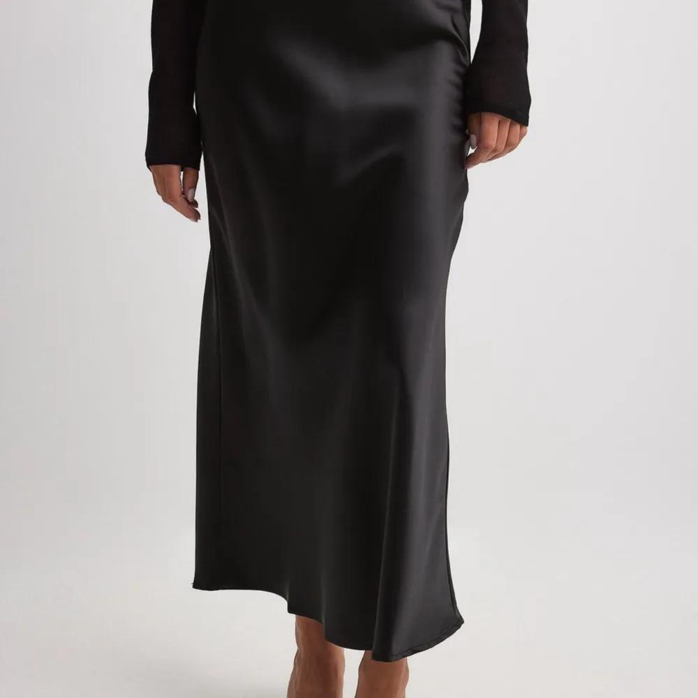 Satin midi kjol. Kjolar.