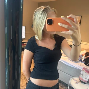 Svart t-shirt  - Så fin ribbstickad svart t-shirt med super fin urringning🐻❤️