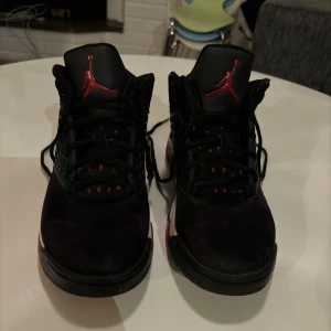 NIKE AIR JORDAN MAXIN 200 BRED - Säljer nu mina jordans pga att de har blivit för små för mig. Storlek 42 och har några skador på sig som man ser på bilderna.