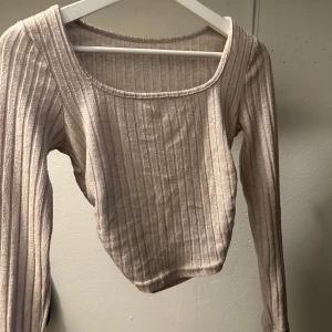 Beige tröja  - Bra skick.