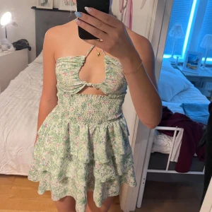 Volangklänning - Jättesöt blommig volangklänning. Man kan knyta banden på flera olika sätt🌸Nyskick!