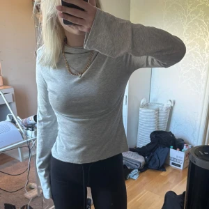 Grå topp - Fin grå basic topp ifrån lager 157, aldrig använd