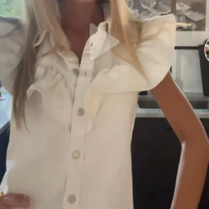 SÖKER vit klänning från zara i xs eller s - SÖKER storlek xs eller s