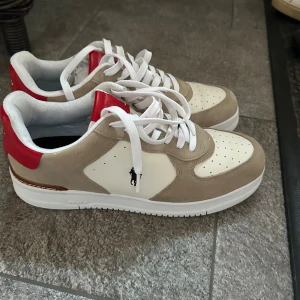 Ralph Luaren Sneakers - Helt ny skick  Använda 1 gång.  Säljes pga av förstora  