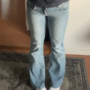 Bootcut byxor, låg midja - Säljer dessa då jag ska köpa en annan modell på jeans. Använda men inget som syns. Dom sitter nästan mer som en storlek S än M tycker jag men dom passar båda då jag har medium🙂