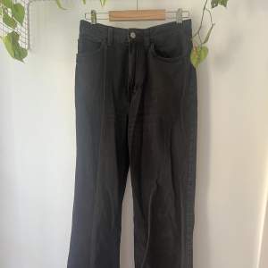 Svarta wide leg jeans från h&m! 