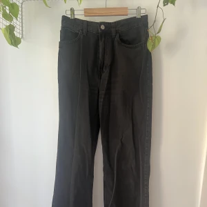 Svarta jeans - Svarta wide leg jeans från h&m! 