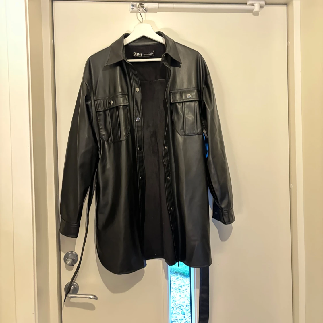 Svart läderkappa  - 91