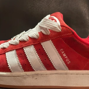 Röda campus storlek 45 - Köpta på footlocker, kvitto finns. Storlek 45 - skick: 9/10, har bara använt dom några gånger 