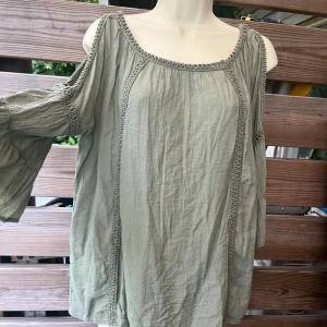 Härlig hippie blus stl M - Härlig blus med öppna axlar och resår upptill. Vackra broderier, skön kvalitet i luftig bomull. Köpt i Italien för ca 350:-, använd men i fint skick. Inget att anmärka på. Skulle säga stl M och en rak/lös passform.