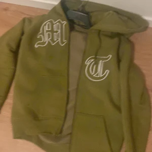 Tuttolente tröja - Jag säljer min Tuttolente tröja för att den blev för liten. Den är i storlek S och köpte den för någon månad sedan. Som ni ser på bilderna är det absolut inga fel då den är som i ny skick. Bud kan diskuteras! Mvh Elias 