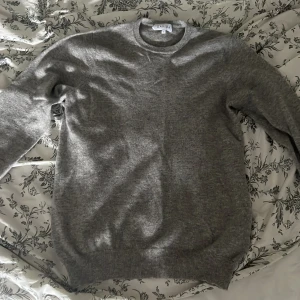 Kashmir Sweatshirt - Tja✋ Säljer nu min Davida 100% Kashmir sweatshirt eftersom den inte passar mig längre. Skick 9.5/10 knappt använd. Hör av er vid minsta fundering.