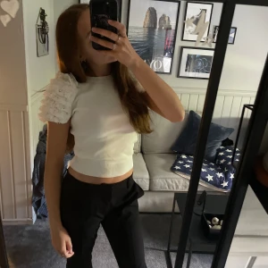 Zara topp - En super fin topp från zara, aldrig andvänd! Super bra kvalitet och inga defekter💕säljer den då jag inte får någon andvändning av den!⚡️