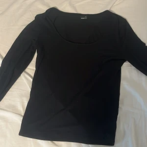  Långärmad tröja med slits -  Säljer den här tröjan för att du inte kommer till användning den är i storlek M och har slits vid ärmarna 