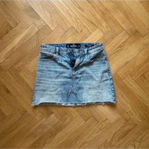 Jeanskjol - Jättefin lågmidjad jeanskjol jättepopulär just nu och helt slutsåld