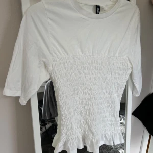 Vit topp - Slutsåld vit t-shirt med smock från h&m🤍hör av dig vid frågor eller för fler bilder!!