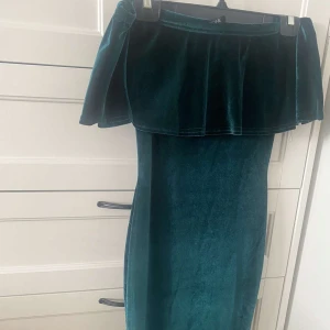 Grön bodyklänning - Säljer denna superfina och väldigt skön klänning från nly one 💕💕 Mycket bra skick  Perfekt inför julen eller nyår!!  (Pris kan diskuteras)