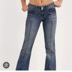 Säljer mina jättefina jeans från Nelly, bootcut pocket low waist 💕 Storlek 34, super fint skick! Nypris 700 säljer för 600