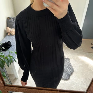 Klänning stickad - Svart stickad klänning använd vid två tillfällen endast! Jättemjukt material