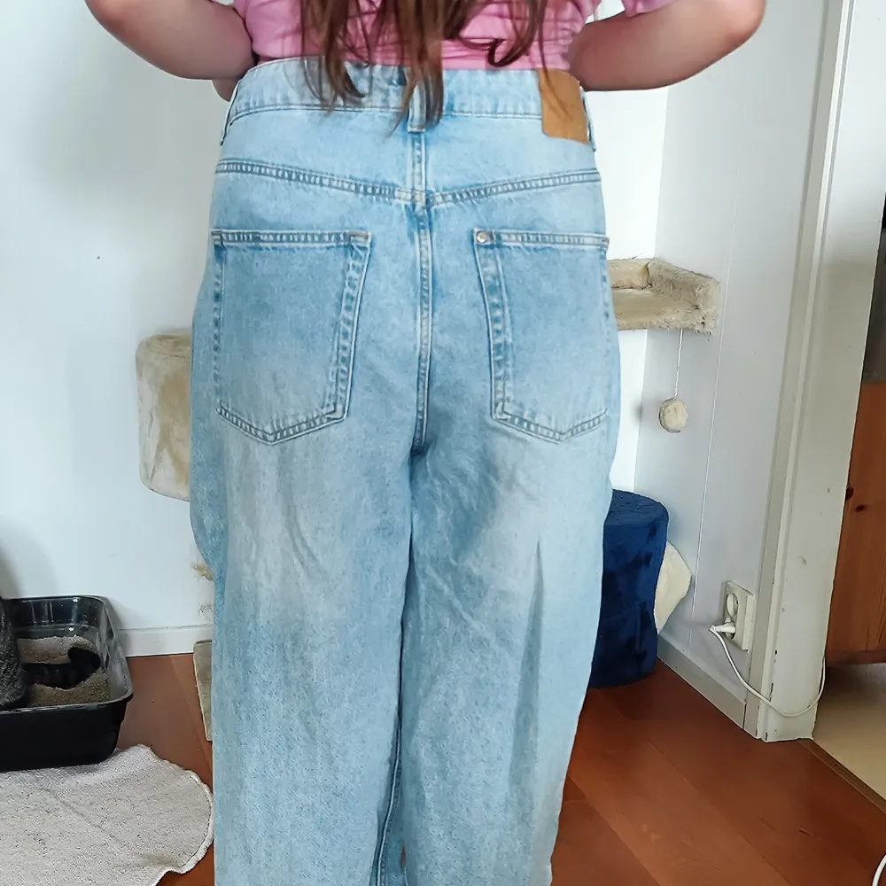 Jeans i fint skick. Använda få gånger. Inget slitage mer än det ska vara. Baggy stil på modellen. Storlek 42. Jeans & Byxor.