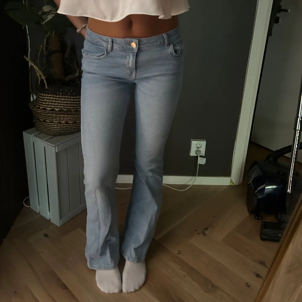 Supersnygga ljusblåa jeans i storlek M, helt slutsålda från Zara💓💓. Jeans & Byxor.