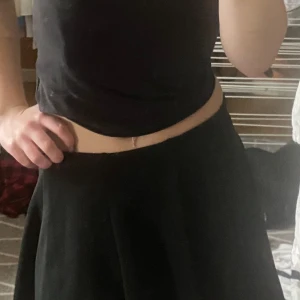 Kjol - Ok skick vad jag ser priset är absolut diskuterbart och har du funderingar så tvecka inte på att höra av dig🥰