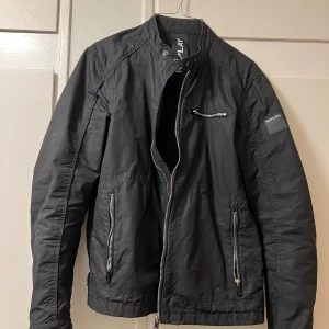 Replay vårjacka  - Storlek M kan passa S också, inte mycket använd.