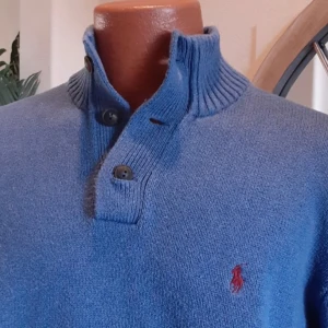 Polo Ralph Lauren half zip - Jätte snygg Ralph Lauren tröja i jätte fint skick och i storlek S (köpt i vintras), köptes hos Ralph Lauren i Paris för 2999kr och säljs väldigt billigt för endast 699kr