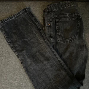 Jeans svarta - Hej jag säljer massa kläder billigt som jag vill bli av med, kolla gärna in min profil!  