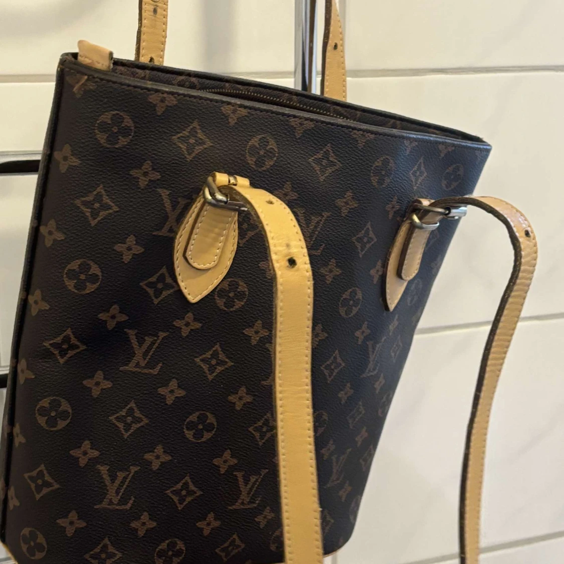 Nästa aldrig använd  Louis Vuitton väska  - 90